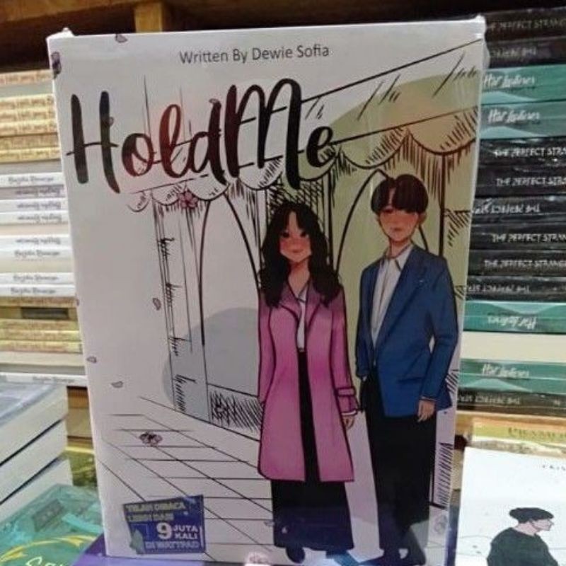 NOVEL HOLD ME KERTAS : BOOKPAPERPENULIS : DEWIE SOFIA