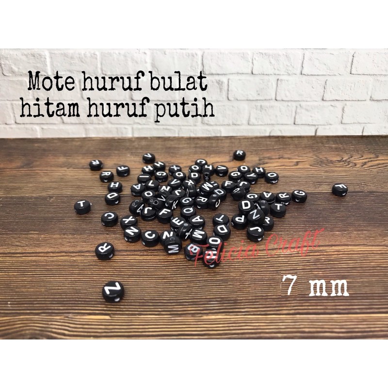 20gram [+/- 160pcs] mote manik huruf bulat hitam huruf putih
