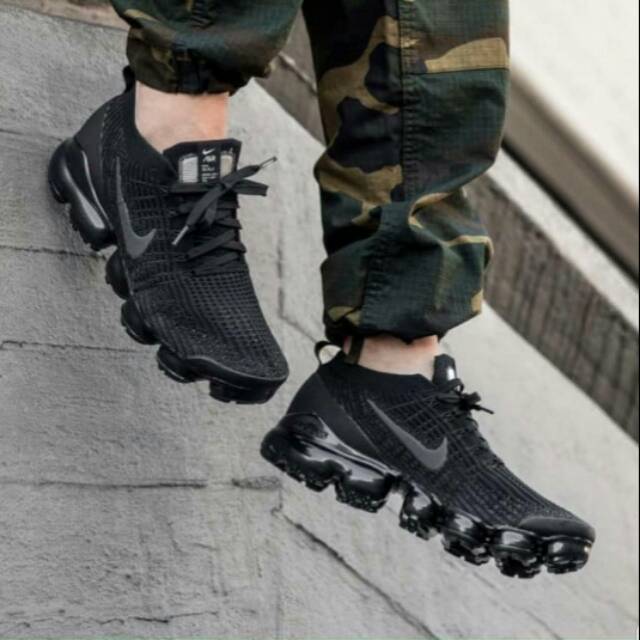 triple black vapormax 3.0