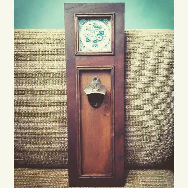 Pembuka Tutup Botol Antik dengan Keramik Delft motif Bunga