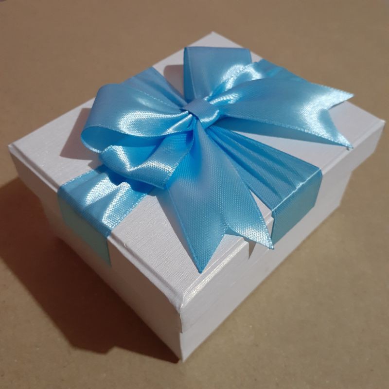 

GIFTBOX WHITE KOTAK KADO HADIAH ULANG TAHUN