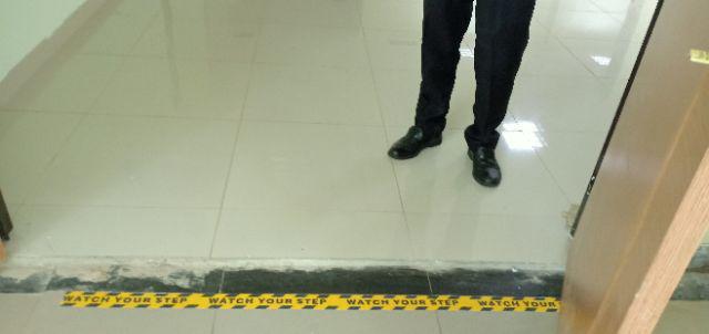 Safety Walk Tape Anti Slip Lantai Tangga / Anti Licin - Kuning Hitam Caution Watch Your Step