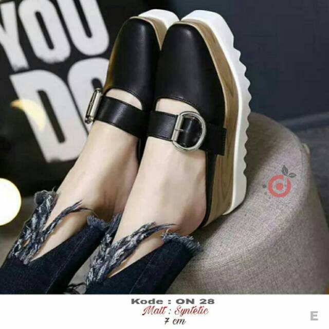 On 28 DOCMART HITAM SEPATU WANITA PUTIH NEW DOCMART WHITE XEKALA