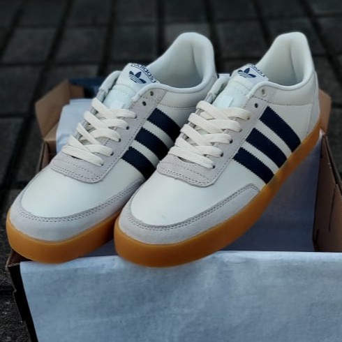 SEPATU SNEAKERS ADIDAS VRX LOW CREAM NAVY
