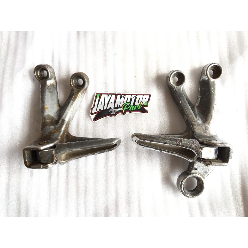FOOTSTEP FOOSTEP FOOT STEP PIJAKAN KAKI BELAKANG SET KANAN KIRI SUZUKI SATRIA F FU 150 ORIGINAL SECO