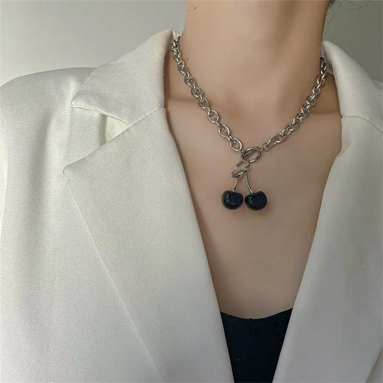 Kalung Liontin Ceri Hitam Fashion Kata Gesper Kalung Rantai Tebal Kepribadian Fashion Aksesoris Gadis Keren