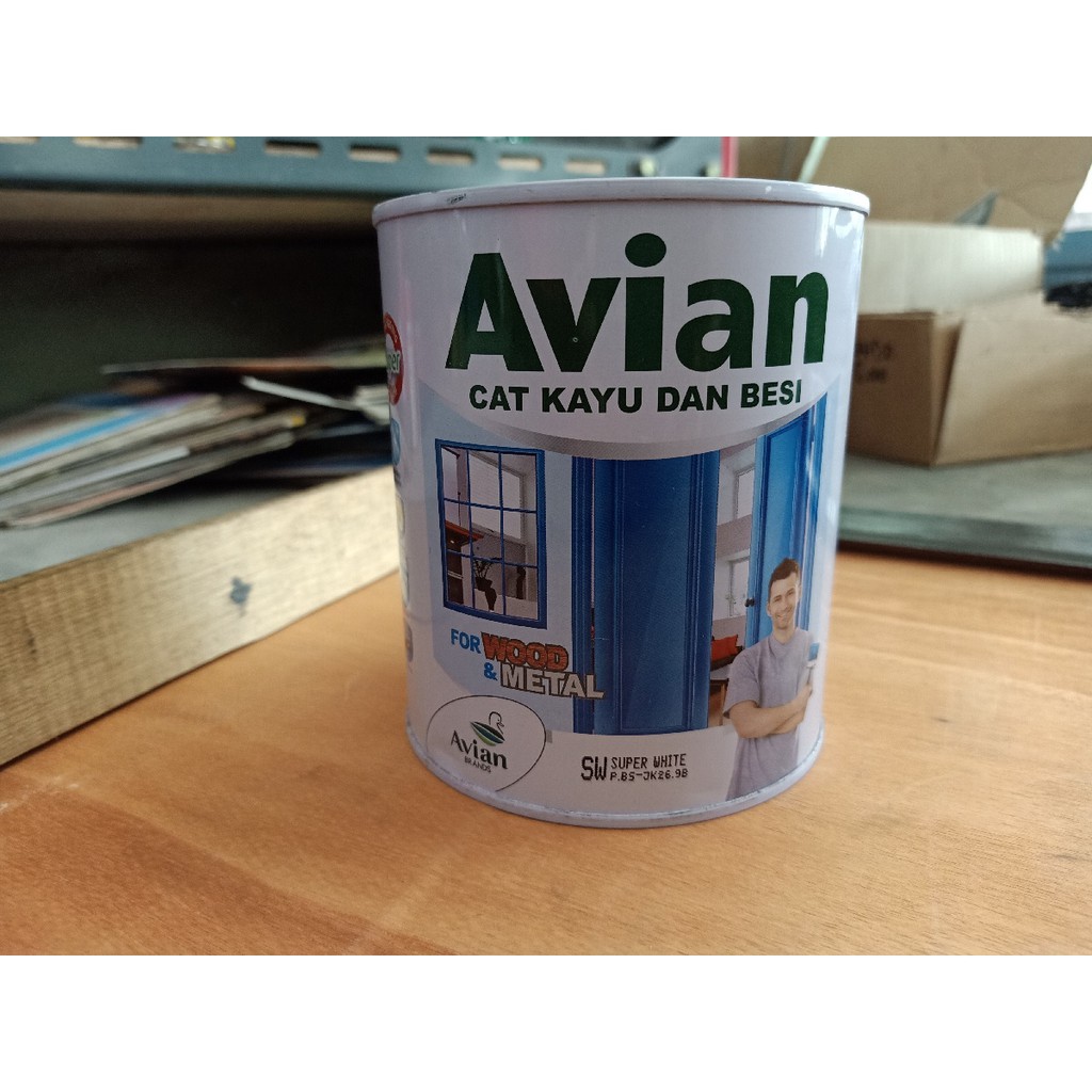 Cat Avian Besi dan Kayu 1 kg hitam dan putih