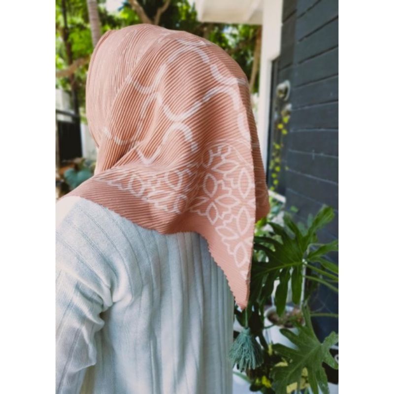 HIJAB SEGIEMPAT PLISKET POM TASSEL POLKA ARABIC AZARA