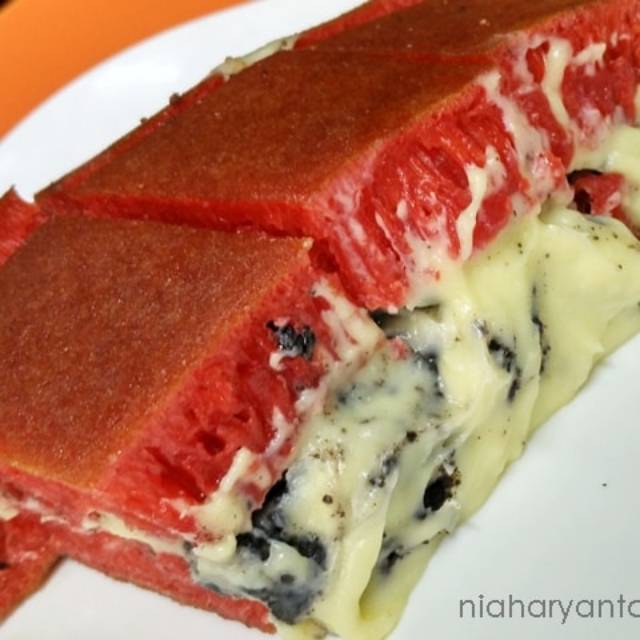 

Martabak manis red velvet keju cokelat