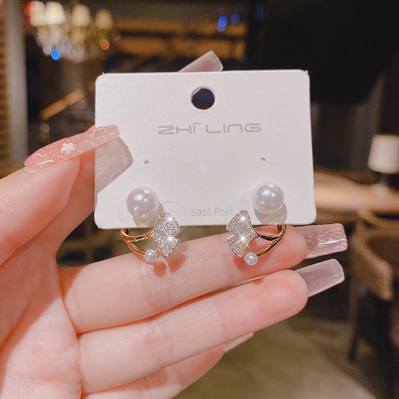 Anting Bentuk Kupu-Kupu Daun Maple Aksen Mutiara Untuk Wanita Butterfly