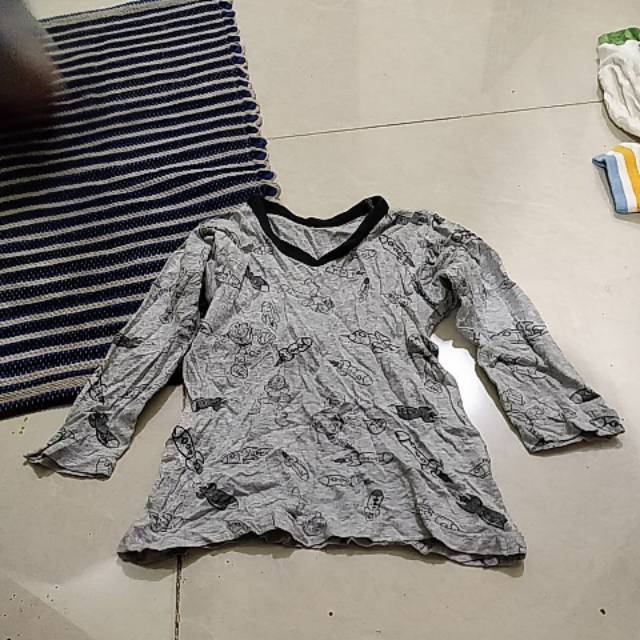 atasan kaos abu lengan panjang 3 tahun preloved toy story