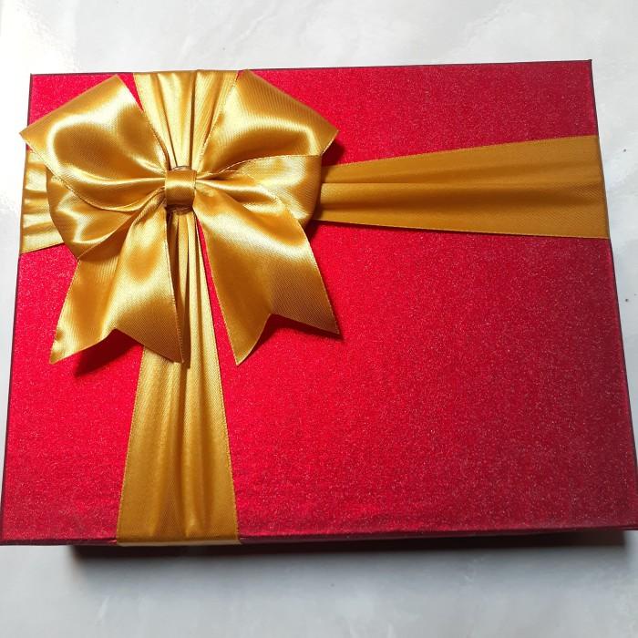

Hard Box Custom Warna Dan Ukuran Merah Glowing Pita Gold 062