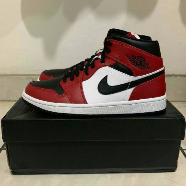 NIKE AIR JORDAN 1 MID CHICAGO BLACK TOE