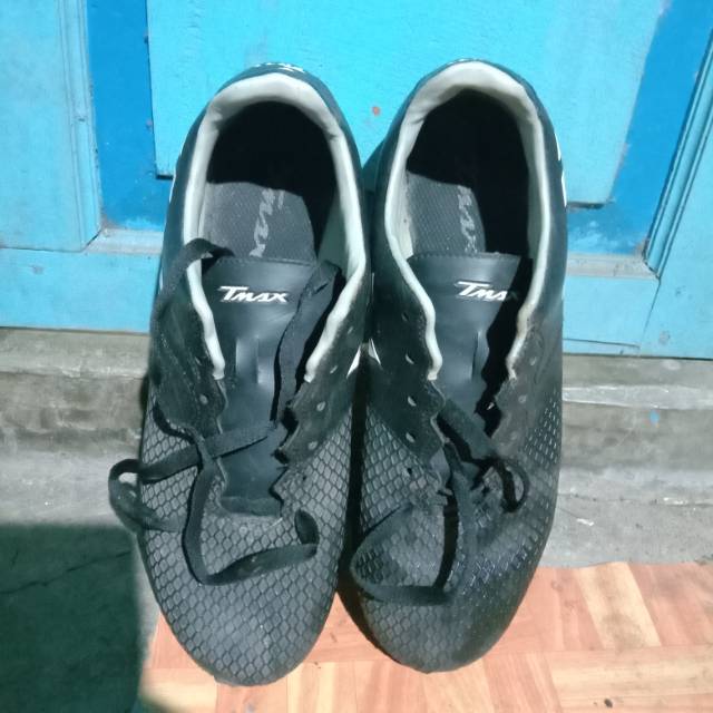 Sepatu Sepakbola Tmax