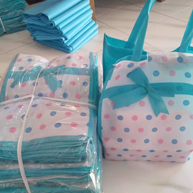 

tas hajatan ukuran box 20x20 + box roti kecil..kain tebal