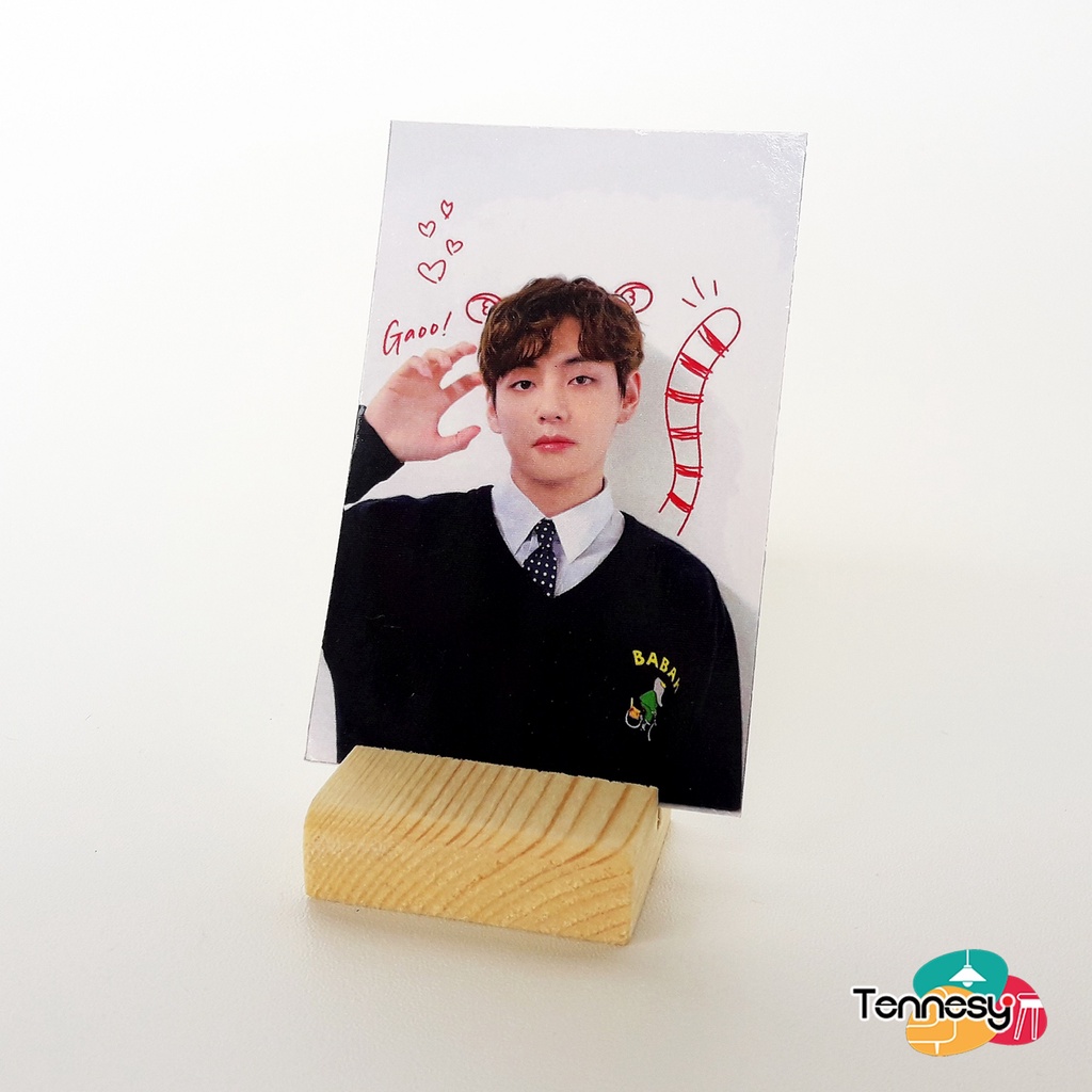 PHOTO CARD BTS STAND DUDUKAN KAYU HIASAN MEJA DINDING DEKORASI KAMAR TIDUR RUMAH