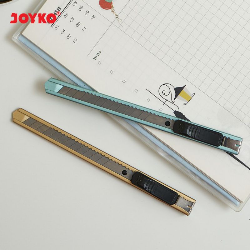 

CUTTER KECIL JOYKO CU-503 | PEMOTONG KERTAS | AUTOLOCK | MATA PISAU TAJAM