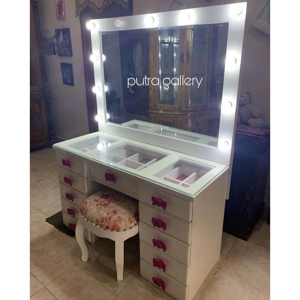 Meja Rias / Meja rias artis / Meja rias lampu / Furniture Jepara / Putra Gallery Meubel