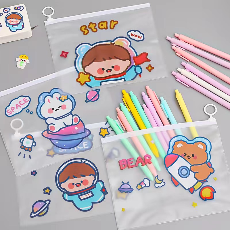 

ED - TEMPAT PENSIL MODEL KOREA MOTIF ASTRONAUT TRANSPARAN / KOTAK PENSIL ASTRONAUT
