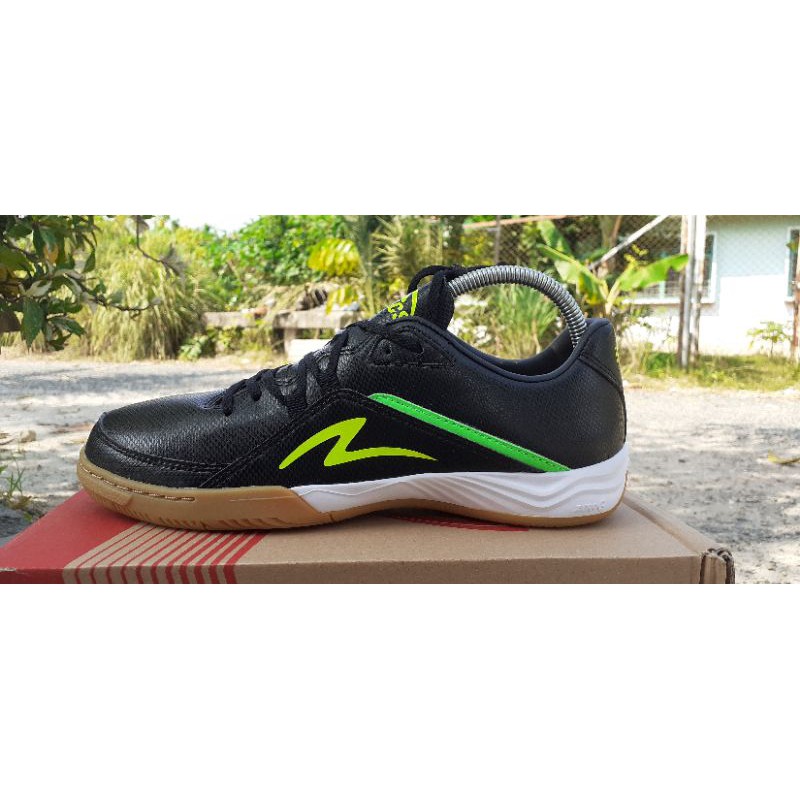 Sepatu Futsal Specs Metasala Magnum In -Black/Saffety Yellow/Green Gecko
