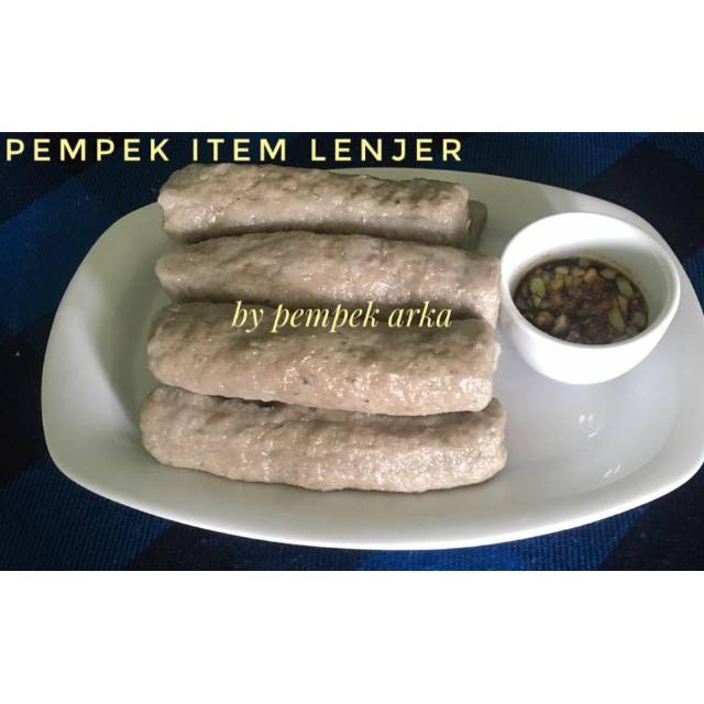 

Pempek Item Lenjer-min order 1kg(5lenjar+250ml cuka)