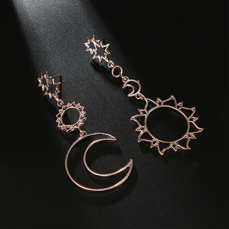 Anting Tusuk Asimetris Desain Matahari / Bulan / Bintang Hollow Gaya Korea / Gothic Untuk Wanita