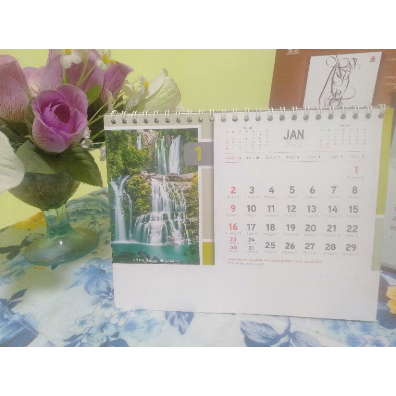 

kalender meja motif air terjun tahun 2022