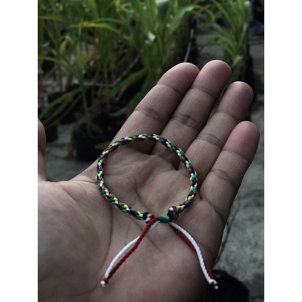 Gelang rajut benang