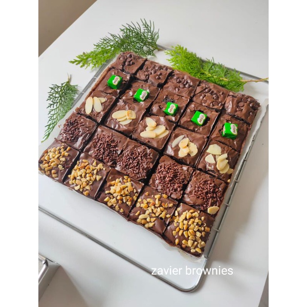 

Fudgy Brownies shiny crust size L