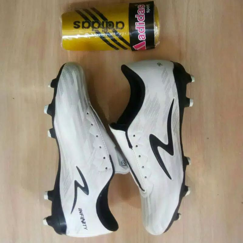 Sepatu Sepak Bola Specs