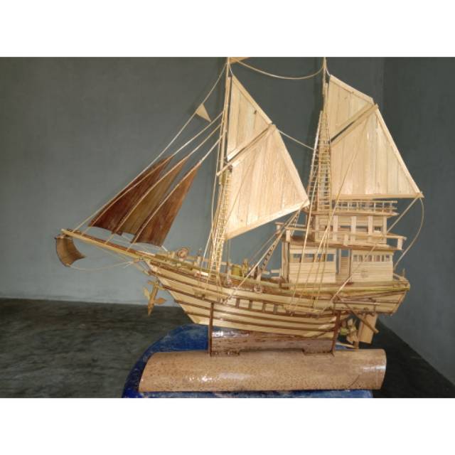 Miniatur kapal pinisi bambu