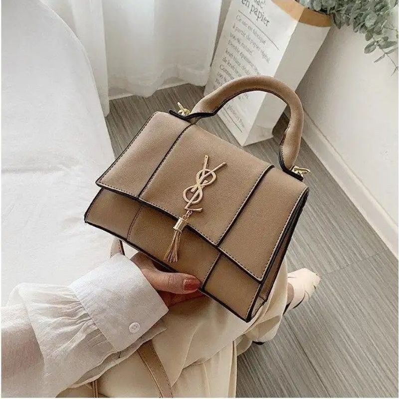 

Kode : ELJ 5072IDR : 137 rbBahan : Kulit Puukuran: 15 x 21 x 8 cm