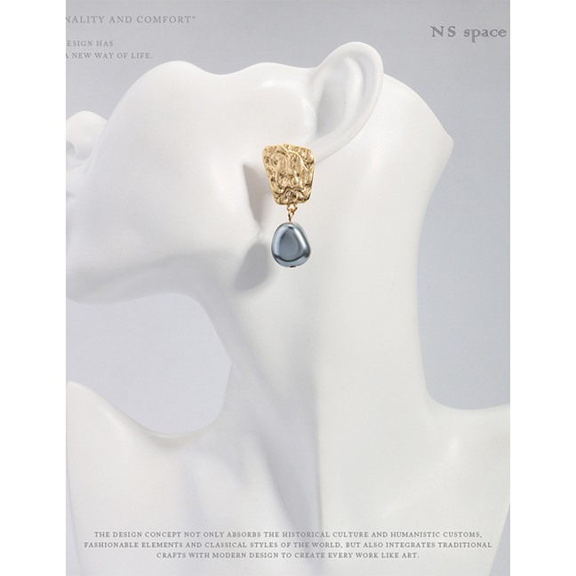 LRC Anting Tusuk Fashion Gold Metal Gray Pearl Asymmetric Earrings F55306