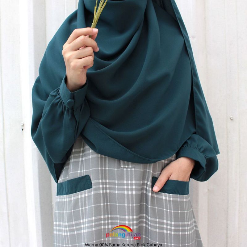 GAMIS MANQUSHA DAN PASMINA PELANGI HIJAB