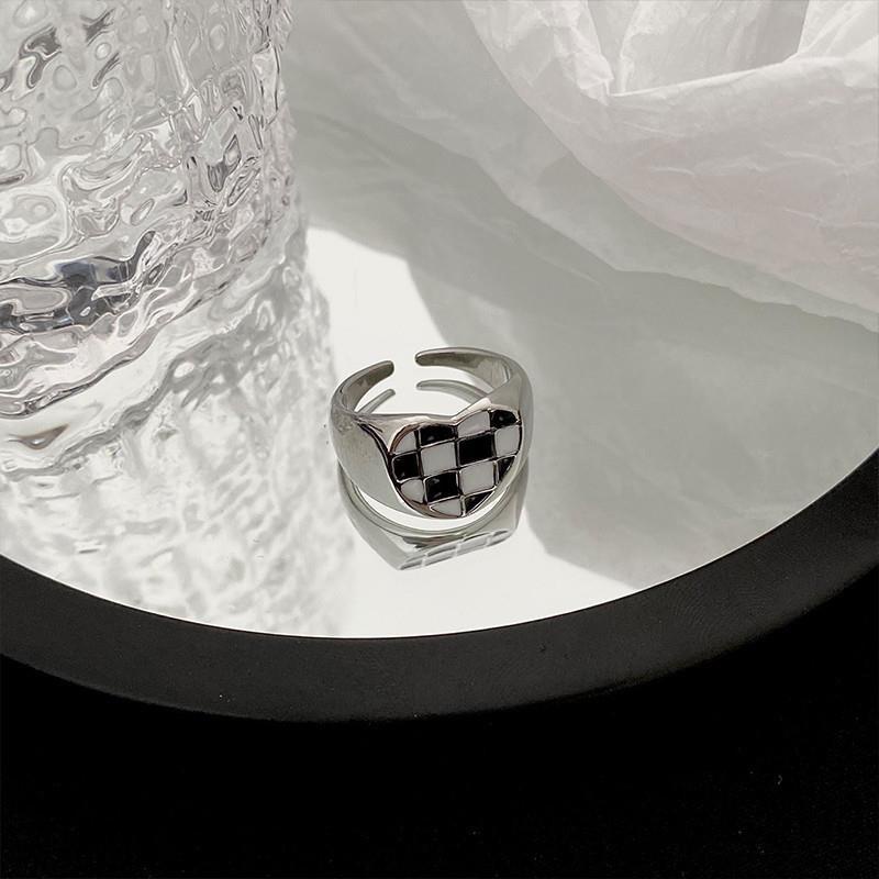 Cincin Model Terbuka Bentuk Kotak Motif Kotak-Kotak Warna Hitam Gaya Retro