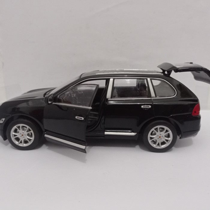 Diecast mobil Porsche Cayenne turbo black Welly 1:24 mainan koleksi
