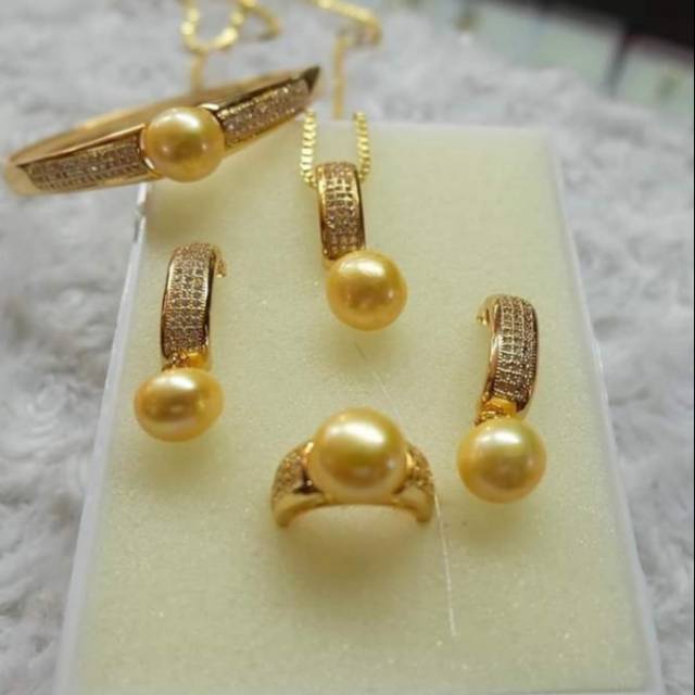 Satu set perhiasan rodhium mutiara air tawar lombok asli