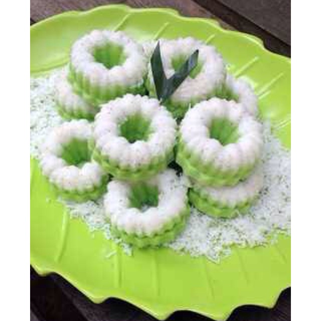 

putu ayu dengan pewarna alami