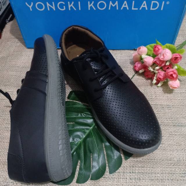 Yongki Komaladi sepatu pria kasual tali hitam SZ 39