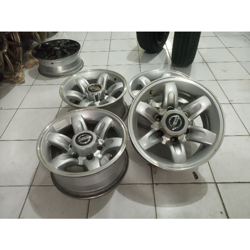 velg mobil bekas ring 15x7 lubang baut 6x139 warna silver kondisi 70%