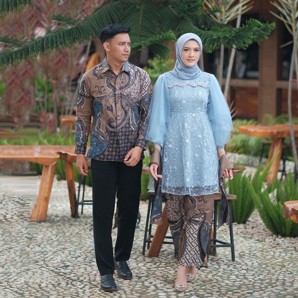 NEW ARRIVAL - BISA COD BATIK COUPLE KEBAYA BRUKAT KEBAYA MELA BLUELIGHT - KEBAYA COUPLE BROKAT TULE PREMIUM - KEBAYA WISUDA TUNANGAN LAMARAN WISUDA - OUTFIT KONDANGAN BAJU PESTA PASANGAN SARIMBIT KEKINIAN