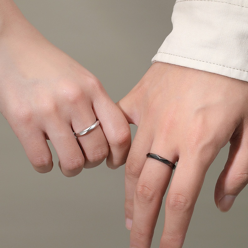 Cincin Pasangan Bahan Titanium Steel Warna Hitam Dan Putih Gaya Korea Untuk Pria Dan Wanita