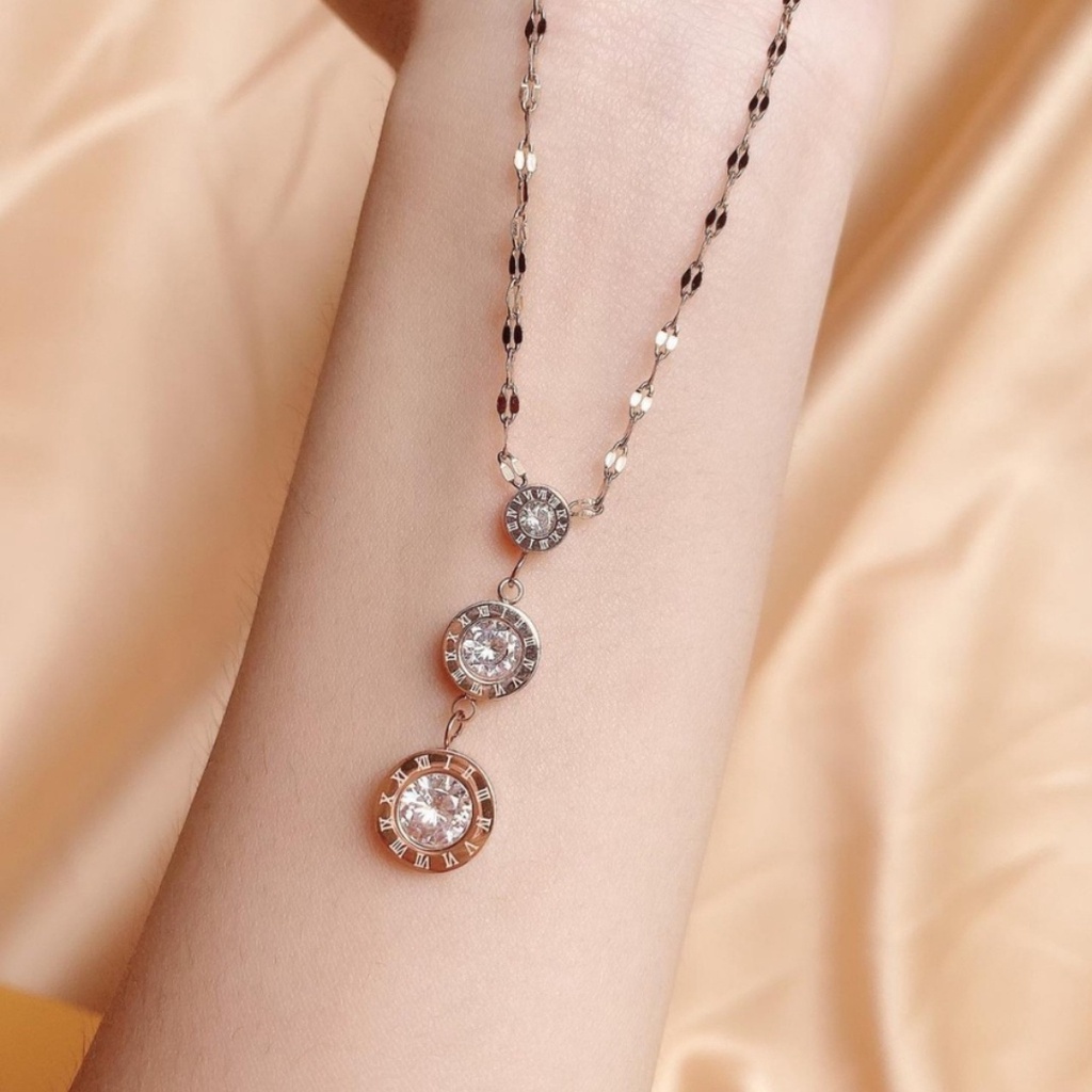 Kalung Titanium Liontin Bvlgr Dengan Tiga 3 Diamond Romawi Warna Gold dan Silver