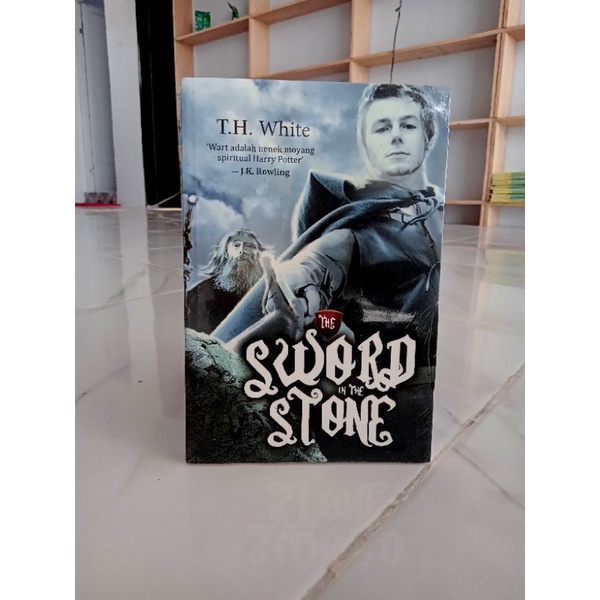 BUKU NOVEL SASTRA / NOVEL DEWASA / THE SWORD IN THE STONE | T.H. WHITE