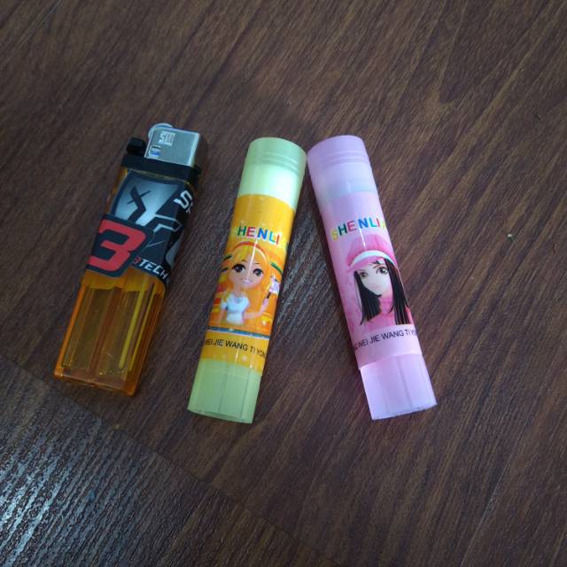 

Lem perekat kertas kecil praktis