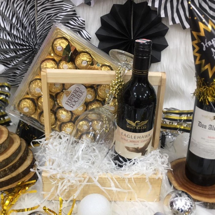 

Paket hampers tahun baru happy new year parcel kue kering wine 30