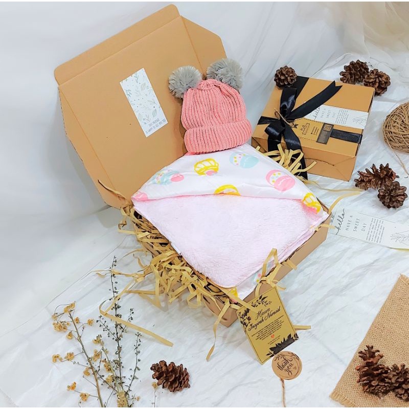 KADO HAMPERS BAYI | HAMPERS SELIMUT BAYI | HAMPERS BABY NEWBORN | SELIMUT DOUBLE FLEECE | SELIMUT TOPI 3D IMPORT | HAT BLANKET 3D | SELIMUT TOPI TEBAL | KADO BAYI SELIMUT-macaroon cake pink