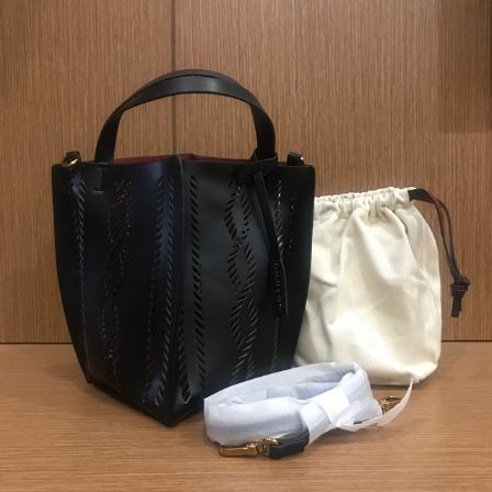 TAS WANITA CHARLES CHARLES&KEITHCNK BUCKET BAG LASER CUT CHARLES&KEITH - Hitam