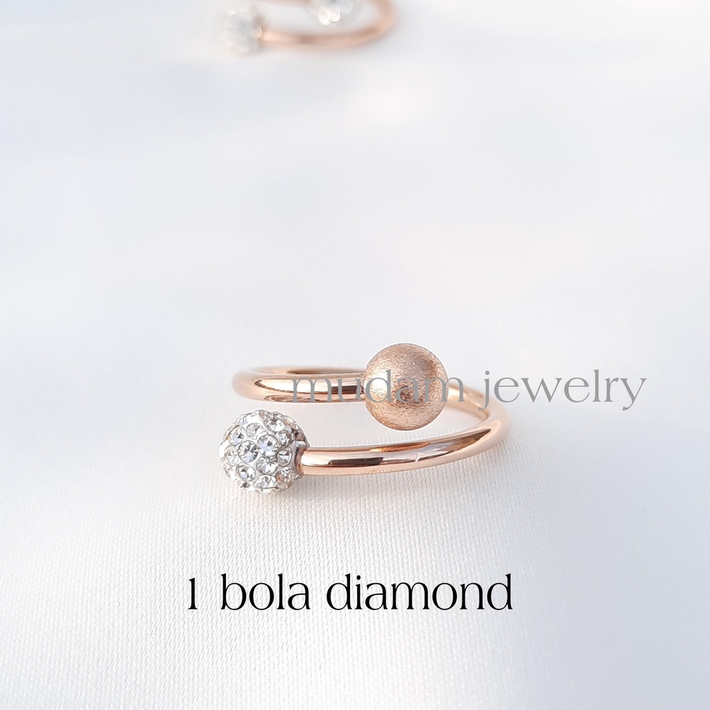 Cincin Titanium Dengan 2 Bola Diamonds dan 1 Bola Diamond Warna Rose Gold