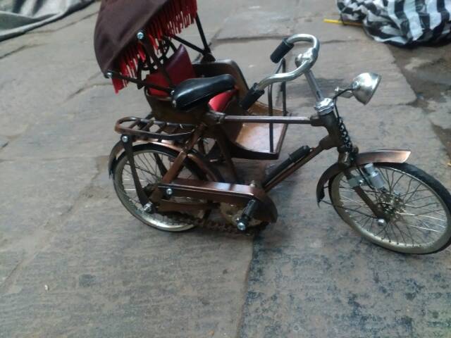 (BISA COD) Miniatur Sepeda Becak Payung Manado Bahan Besi - Souvenir Jogja Candi Prambanan